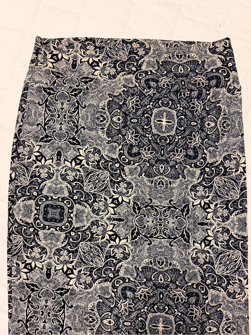 Pretty LuLaRoe black and pale cream pencil skirt